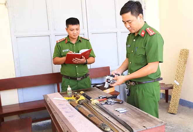 Cơ quan Công an kiểm tra, thu giữ tang vật.