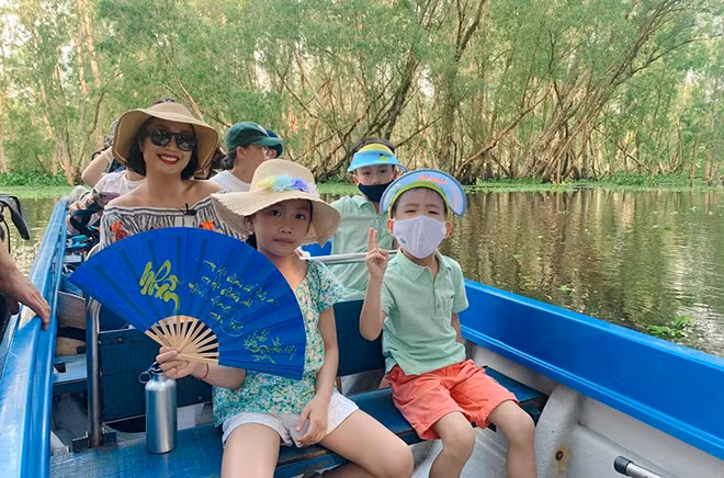 Ốc Thanh Vân đưa những thiên thần nhỏ đáng yêu của mình đi du ngoạn rừng Tràm