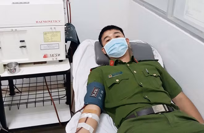 Thượng úy Nguyễn Duy Khoa tham gia hiến máu cứu người.