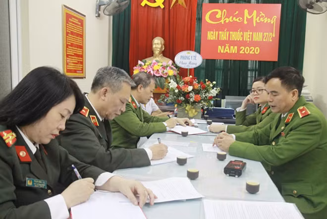 Thiếu tướng Nguyễn Đắc Hoan, Phó Giám đốc Học viện, BCĐ PC dịch Học viện CSND báo cáo Thiếu tướng Nguyễn Khắc Thủy và đoàn công tác Bộ Công an về công tác PC dịch COVID-19