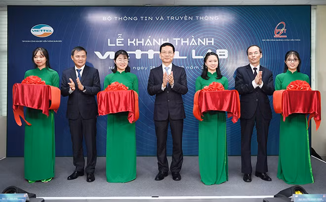 Bộ Trưởng Bộ TT&TT, đại diện Ban giám hiệu Học viện Công nghệ Bưu chính Viễn thông và lãnh đạo Tập đoàn Viettel cắt băng khánh thành phòng Lab mạng di động thế hệ thứ 4 dành cho sinh viên.