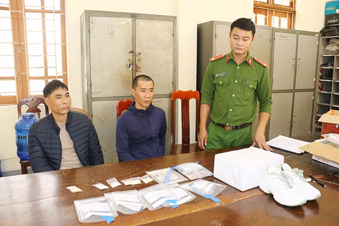 2 đối tượng bị bắt giữ cùng tang vật.