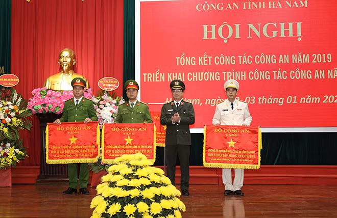 Thứ trưởng Nguyễn Văn Thành trao Cờ Đơn vị dẫn đầu phong trào thi đua Vì An ninh Tổ quốc của Bộ Công an cho các tập thể xuất sắc.