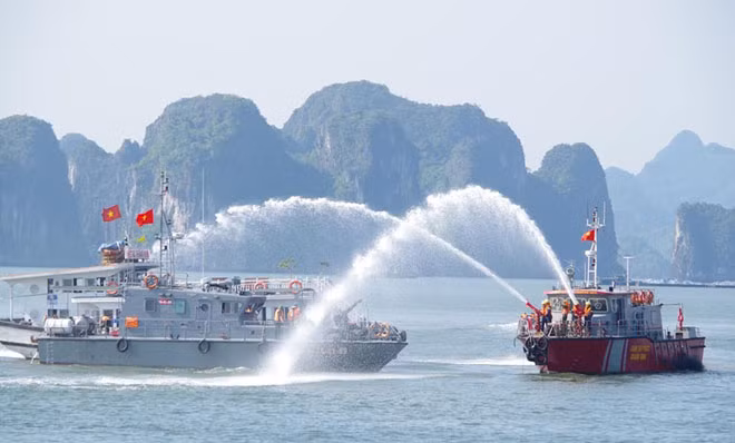 Tàu chữa cháy Cảnh sát PCCC & CHCN Số 5 thực hành chữa cháy tàu bị hỏa hoạn trên biển.