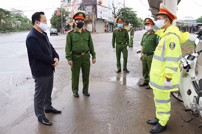 Chủ tịch UBND quận Bắc Từ Liêm Trần Thế Cương và Trưởng Công an quận Đại tá Lê Đức Hùng trực tiếp đi thị sát, kiểm tra điểm chốt tại ngã tư đường 70.