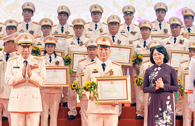 Phó Chủ tịch nước Đặng Thị Ngọc Thịnh, Bộ trưởng Bộ Công an Tô Lâm tặng Bằng khen của Bộ Công an cho các điển hình tiên tiến.
