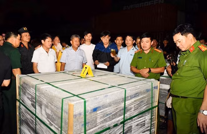 Lực lượng chức năng kiểm tra các khối đá hoa cương giấu ma túy bên trong.