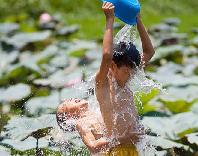 Niềm vui giản dị, hồn nhiên của trẻ em vùng sông nước.
