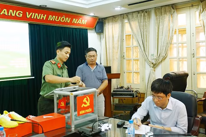 Đội bóng Học viện An ninh nhân dân bốc thăm. Ảnh: Chiến Thắng.