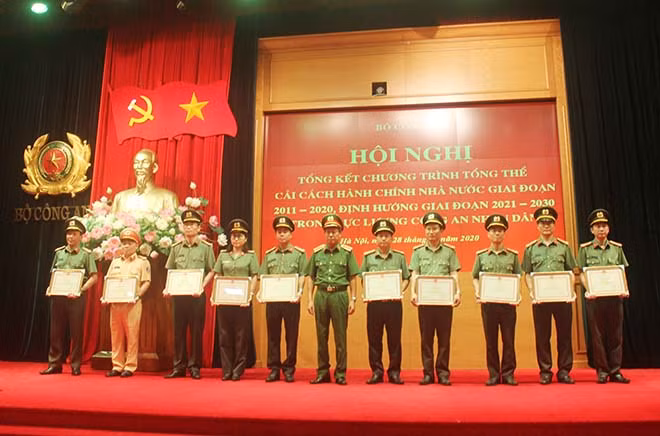 Thứ trưởng Lê Quý Vương trao Bằng khen cho các tập thể có thành tích xuất sắc trong thực hiện Chương trình tổng thể cải cách hành chính nhà nước trong CAND giai đoạn 2011-2020.