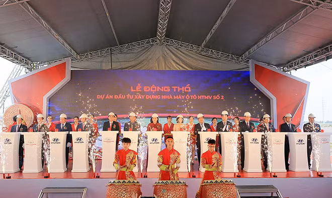 Các vị đại biểu nhấn nút phát tín hiệu bắt đầu lễ động thổ nhà máy sản xuất Hyundai Thành Công số 2 tại Ninh Bình.