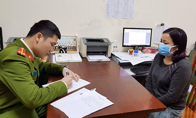 Cán bộ phòng CSHS hỏi cung đối tượng trong đường dây đánh bạc