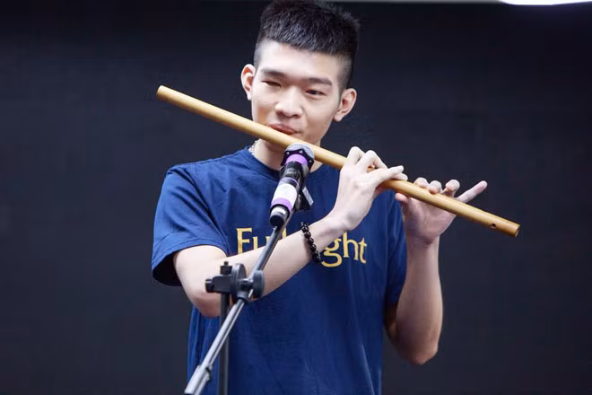Trần Việt Hoàng thể hiện tài năng thổi sáo.