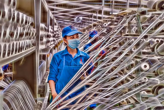 Nữ công nhân bên dây chuyền sản xuất