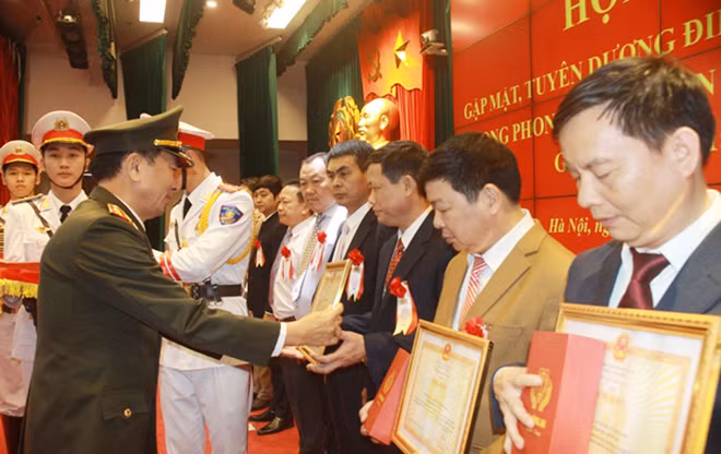 Đồng chí Trần Quốc Tỏ trao Bằng khen và biểu trưng của Bộ Công an tặng các tập thể có thành tích xuất sắc trong công tác XDPT toàn dân bảo vệ ANTQ giai đoạn 2015-2020 Đồng chí Trần Quốc Tỏ trao Bằng khen và biểu trưng của Bộ Công an tặng các tập thể có thành tích xuất sắc trong công tác XDPT toàn dân bảo vệ ANTQ giai đoạn 2015-2020