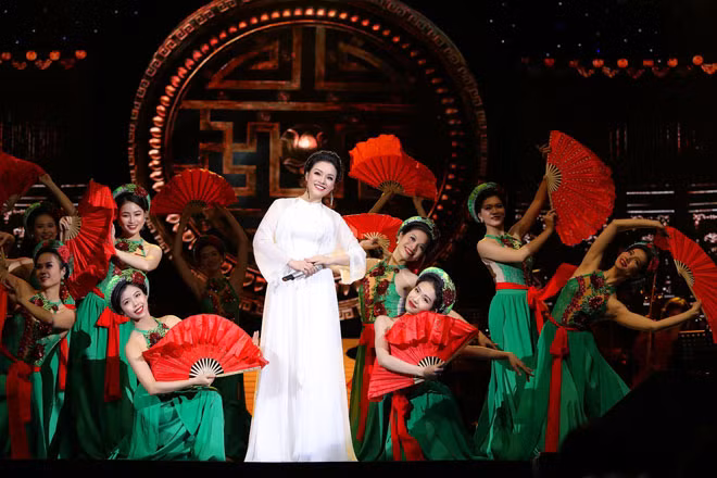Ca sĩ Tân nhàn trong liveshow "Trở về".
