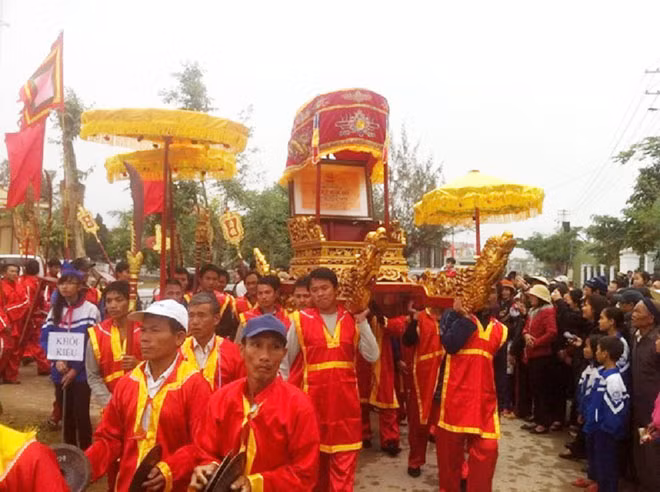 Rước kiệu về đền Thần.