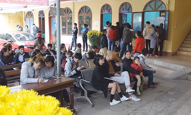 Rất đông người dân đến làm thủ tục xin cấp hộ chiếu những ngày đầu năm Rất đông người dân đến làm thủ tục xin cấp hộ chiếu những ngày đầu năm