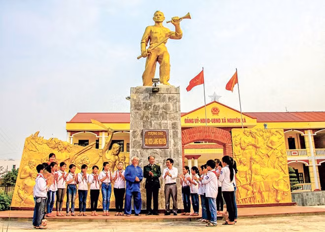 Tượng đài du kích làng Nguyễn. Tượng đài du kích làng Nguyễn.