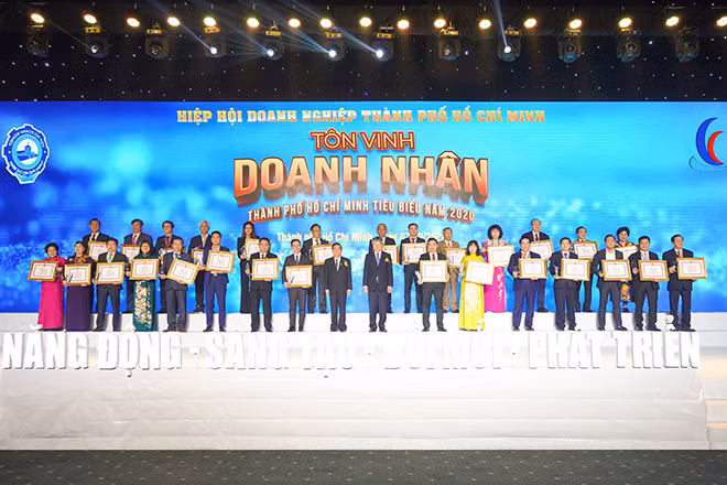 Ông Nguyễn Đình Trung và ông Lê Trọng Khương cùng đại diện các doanh nghiệp nhận giải thưởng Doanh nghiệp TP.HCM tiêu biểu năm 2020