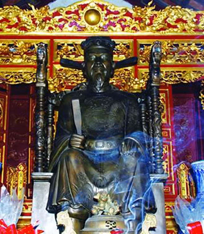 Tượng Nguyễn Công Trứ tại đền thờ ở Tiền Hải (Thái Bình). Tượng Nguyễn Công Trứ tại đền thờ ở Tiền Hải (Thái Bình).
