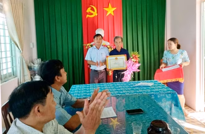 UBND xã Bình Trung, huyện Bình Sơn, tỉnh Quảng Ngãi trao Giấy khen của huyện cho ông Phạm Tấn Lực.