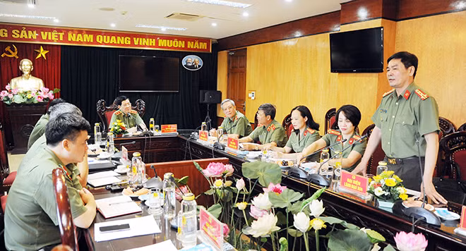 Đại tá Bùi Anh Tuấn, Phó Cục trưởng Cục Truyền thông CAND báo cáo về công tác tuyên truyền phòng chống dịch của lực lượng báo chí CAND Đại tá Bùi Anh Tuấn, Phó Cục trưởng Cục Truyền thông CAND báo cáo về công tác tuyên truyền phòng chống dịch của lực lượng báo chí CAND