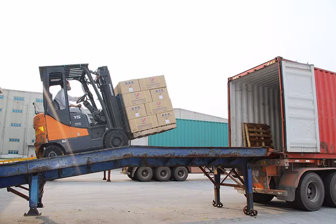 VNPOLY chuyển hàng lên container để vận chuyển đến khách hàng. VNPOLY chuyển hàng lên container để vận chuyển đến khách hàng.