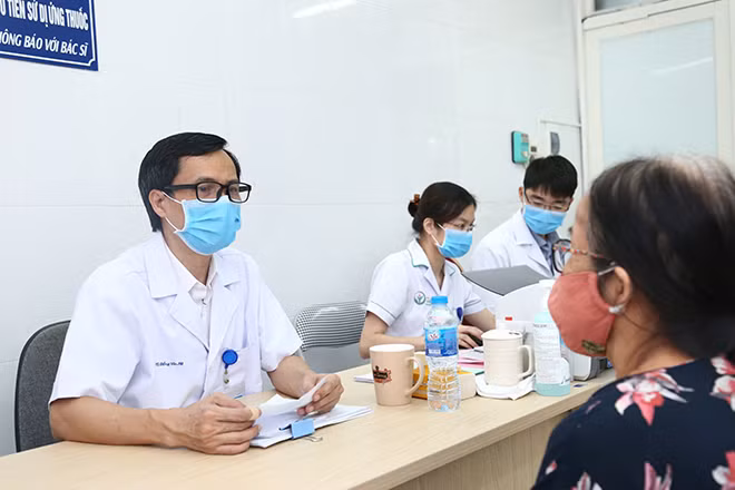 PGS.TS Đồng Văn Hệ đang khám cho bệnh nhân