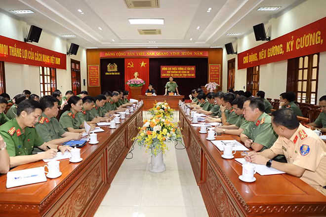 Toàn cảnh buổi làm việc.