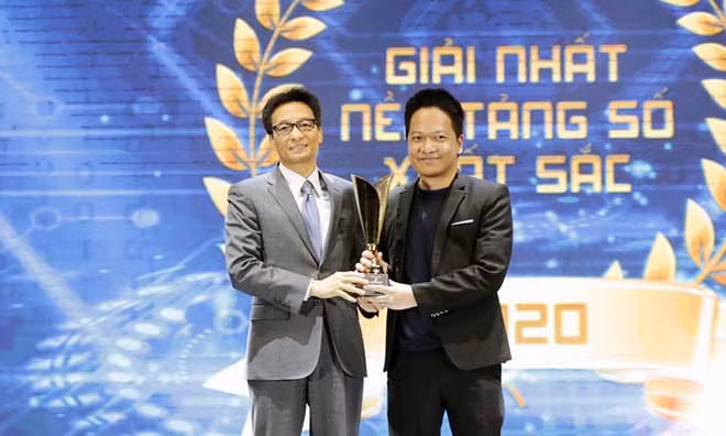 Phó Thủ tướng Vũ Đức Đam trao giải nhất cho hạng mục nền tảng số “Make in Viet Nam” xuất sắc nhất. Phó Thủ tướng Vũ Đức Đam trao giải nhất cho hạng mục nền tảng số “Make in Viet Nam” xuất sắc nhất.