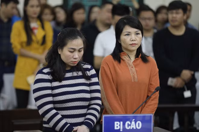 Bị cáo Vân (trái) và bị cáo Vững tại phiên xử. Bị cáo Vân (trái) và bị cáo Vững tại phiên xử.