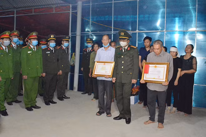 Đại diện Công an tỉnh Nghệ An trao Huân chương dũng cảm của Chủ tịch nước và Bằng khen của Bộ trưởng Bộ Công an tới nhân thân gia đình đồng chí Sầm Quốc Nghĩa. .