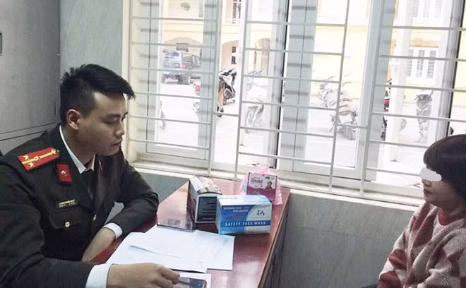 Công an quận Thanh Xuân làm việc với chủ quầy thuốc có hành vi nâng giá bán khẩu trang y tế.