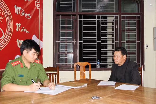 Lấy lời khai hai đối tượng bị bắt giữ trong vụ án.