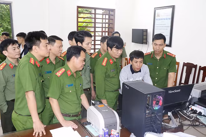 Cán bộ Công an kiểm tra thiết bị và quá trình sản xuất chứng chỉ giả.