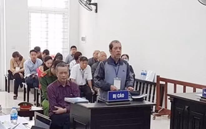 Hai bị cáo Bang (đứng) và Khang tại phiên xử.