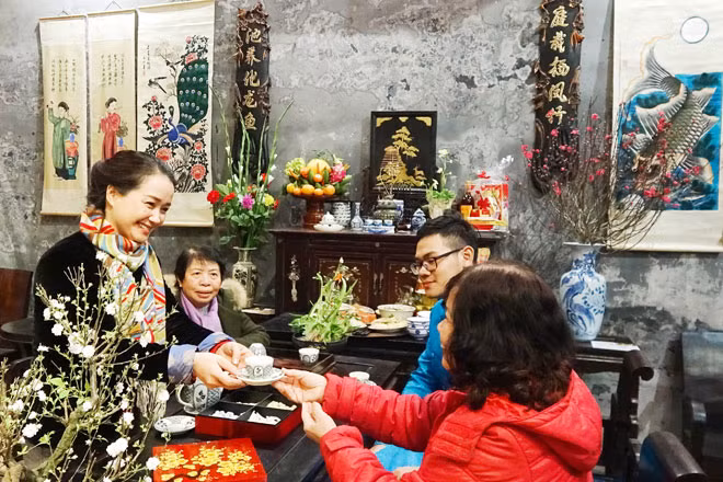 Tác phẩm “Tiếp khách sáng mùng 1 Tết” của Lê Bích.