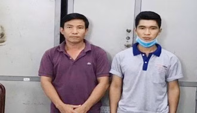 Trần Quang Cường (áo tím) và Nguyễn Văn Tùng lúc mới bị bắt.