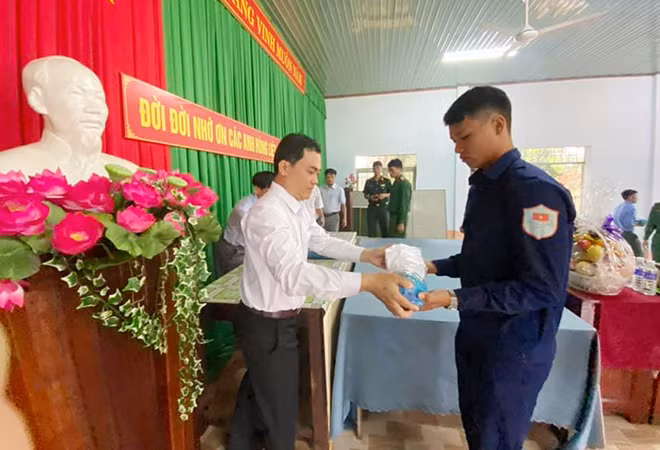Bí thư Huyện ủy, Chủ tịch UBND huyện Lộc Ninh Lê Trường Sơn bàn giao hài cốt liệt sĩ cho Đội K72.