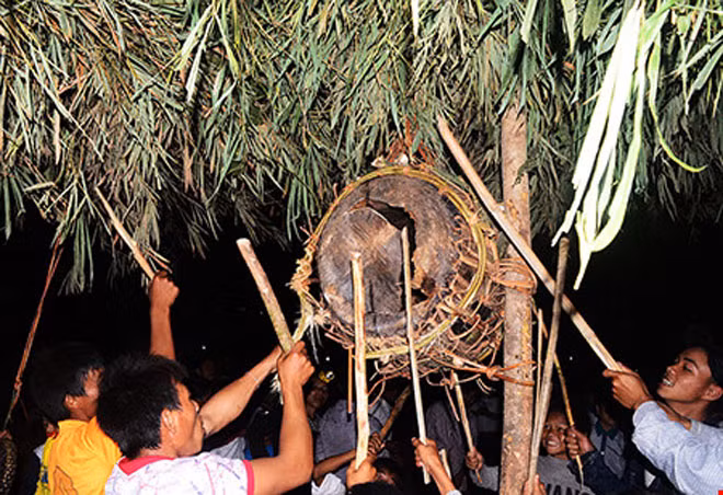Lễ hội đập trống của người Ma Coong ở Quảng Bình. Lễ hội đập trống của người Ma Coong ở Quảng Bình.