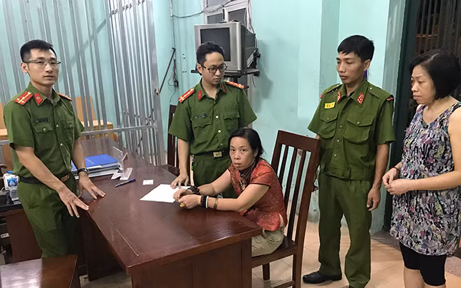 Lực lượng Cảnh sát 113 bàn giao chị Anh về với gia đình.