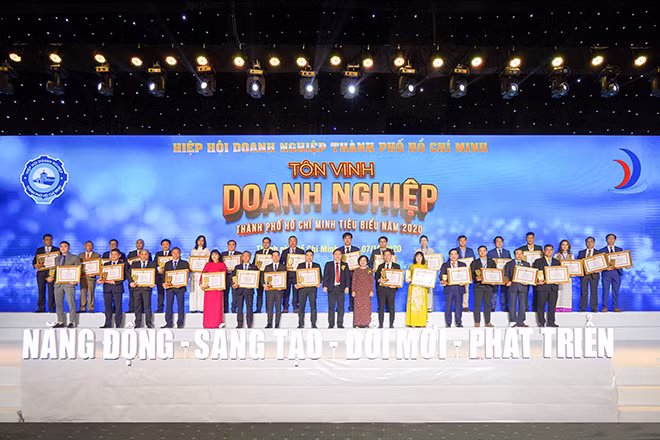 Ông Nguyễn Đình Trung cùng các doanh nhân nhận giải thưởng Doanh nhân TP.HCM tiêu biểu năm 2020