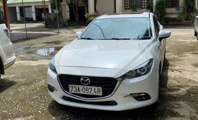 Hai xe ô tô hạng sang của nhóm đối tượng.