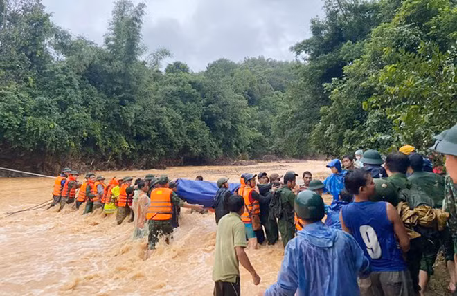 Hàng chục cán bộ, chiến sĩ Công an cùng người dân nỗ lực đưa thi thể Đại úy Trương Văn Thắng trở về.