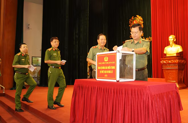 Thiếu tướng Đào Thanh Hải và các đại biểu tham gia ủng hộ đồng bào miền Trung. Thiếu tướng Đào Thanh Hải và các đại biểu tham gia ủng hộ đồng bào miền Trung.