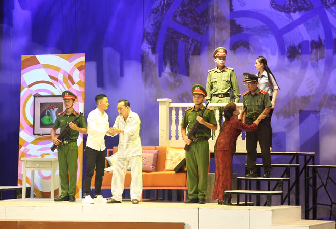 Vở Dân ca bài chòi “Vòng xoáy” của Đoàn Ca kịch Quảng Nam.
