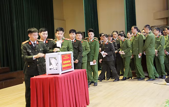 Cán bộ chiến sỹ Công an Sơn La quyên góp, ủng hộ hướng về miền Trung.