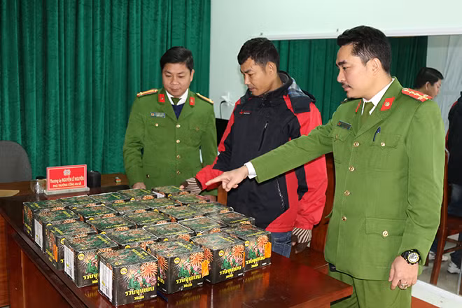24 hộp pháo được anh Hoàng Công Ca tự nguyện giao nộp tại Công an xã Lộc Ninh.