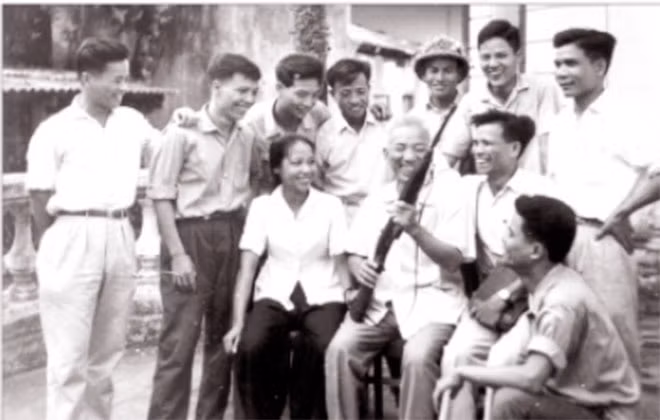 Đồng chí Hoàng Hữu Kháng nói chuyện với cán bộ, chiến sĩ trong đơn vị về khẩu súng carbine mà Chủ tịch Hồ Chí Minh đã giao cho ông để làm nhiệm bảo vệ Người và Trung ương Đảng. Đồng chí Hoàng Hữu Kháng nói chuyện với cán bộ, chiến sĩ trong đơn vị về khẩu súng carbine mà Chủ tịch Hồ Chí Minh đã giao cho ông để làm nhiệm bảo vệ Người và Trung ương Đảng.